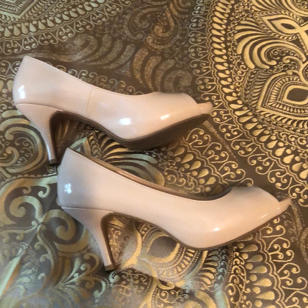 DIBA STYLE, color nude, peep toe, patent leather, very gently worn, 3 inch heel